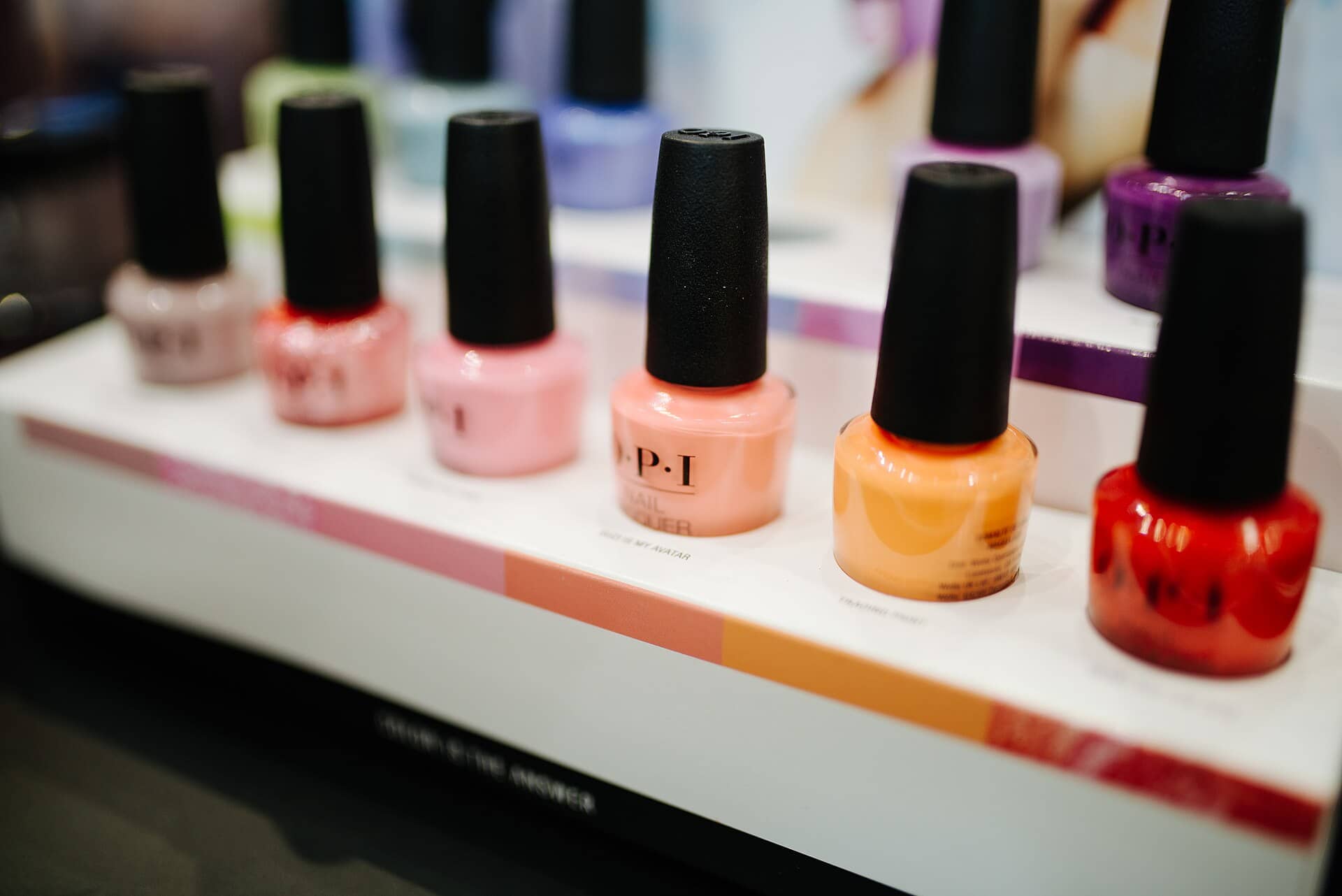 Frascos de esmalte coloridos