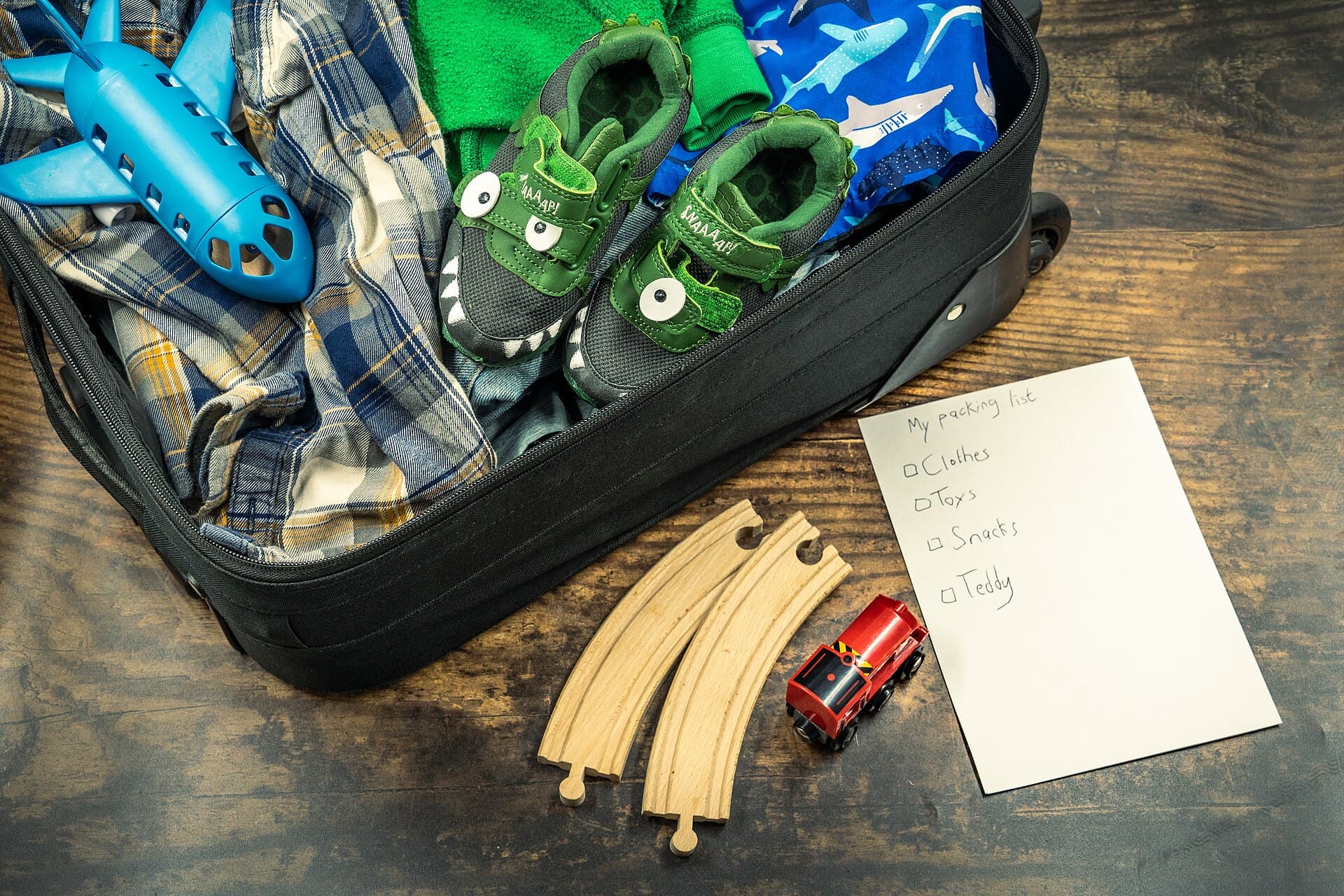Mala de viagem sendo organizada