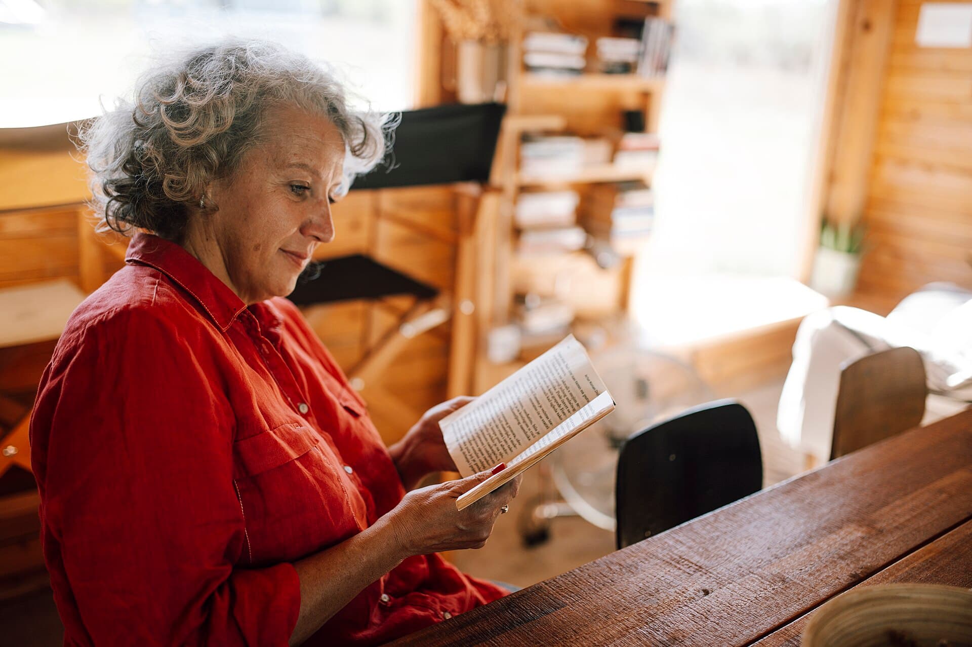 Mulher lendo um livro