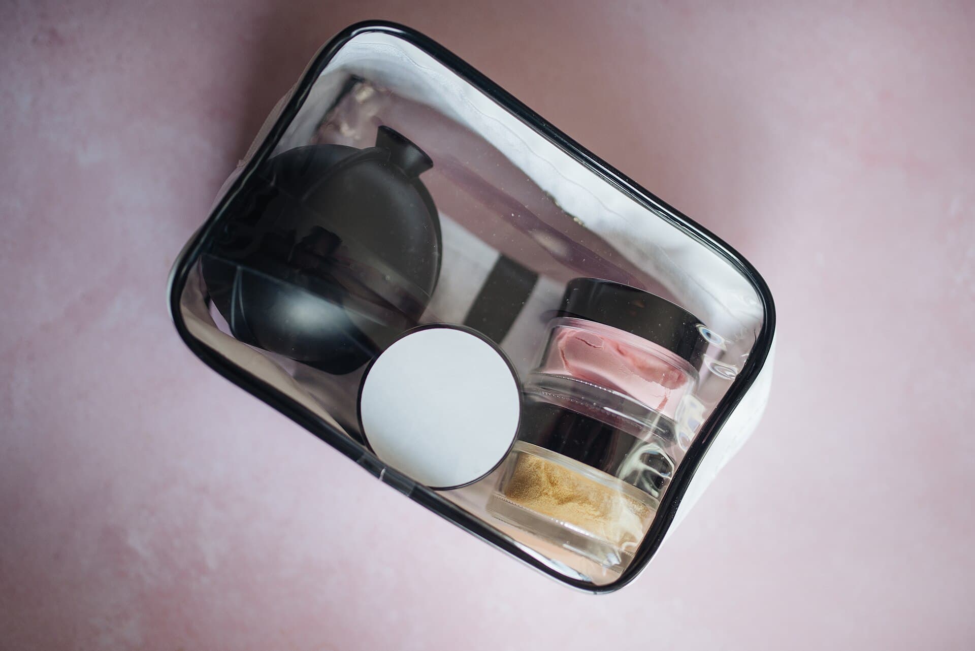 Nécessaire de viagem com produtos de beleza