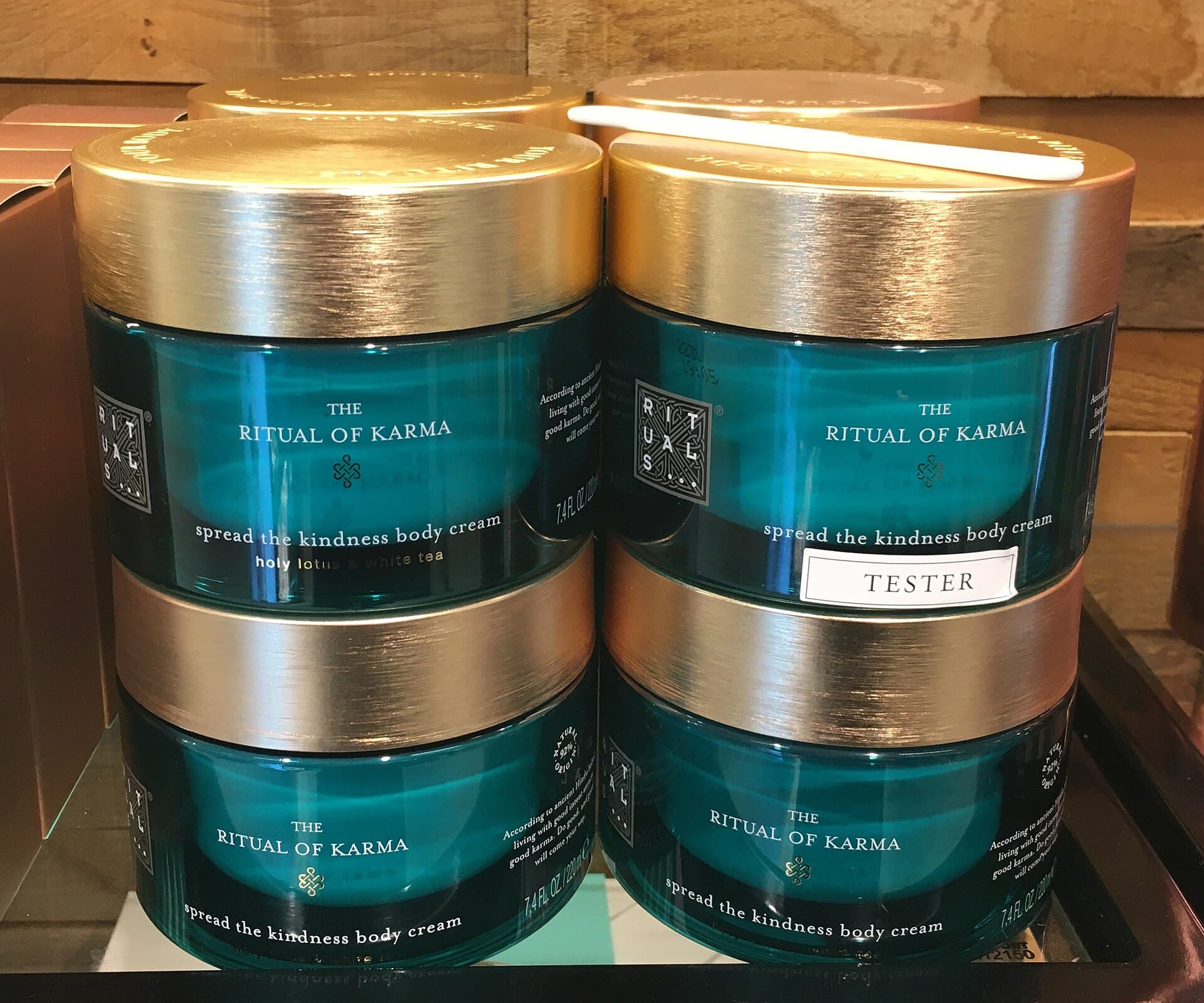Produtos de skincare organizados